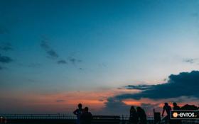 Παιχνιδίσματα με τα χρώματα του ηλιοβασιλέματος στο λιμανάκη Μάκρης