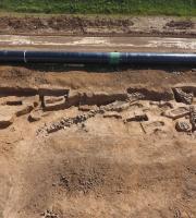 Aρσάκειο, μονόχωρο κτήριο και τάφοι