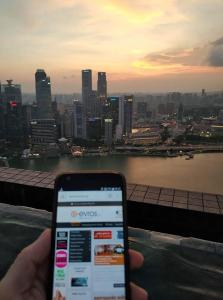 Το πελιδνό φως του δειλινού χρωματίζει την μεγαλούπολη της Σιγκαπούρης, και μαζί το e-evros.gr!