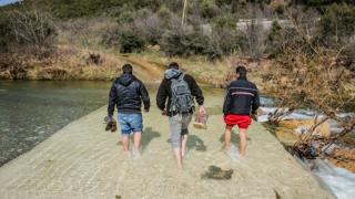 VICE: Ψάχνουν στα βουνά της βόρειας Ελλάδας για χρυσές λίρες.