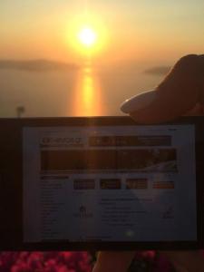 Με φόντο το ξακουστό ηλιοβασίλεμα στο Ημεροβίγλι της Σαντορίνης μας στέλνει την καληνύχτα του o φίλος Στέφανος.