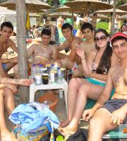 Κυριακάτικο μπανάκι στο Aqua Mare beach bar στην Αγ. Παρασκευή.