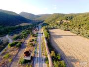  Dedeağaç'ın birkaç kilometre dışında Potamos Tren İstasyonu üzerinde uçmak