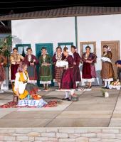 Η μπάμπω δέχεται τα δωρίσματα από τις νεαρές κοπέλες