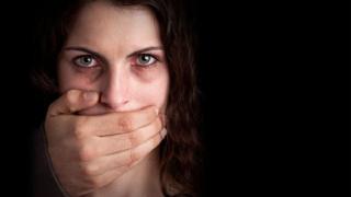«Βοήθεια - Help Me»: Η χειρονομία για θύματα ενδοοικογενειακής βίας