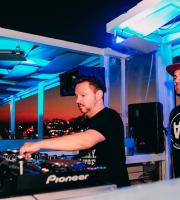 Ένα δυνατό super closing party του Yacht club με τους Dole & Kom