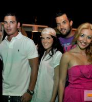 Δροσερές ξέφρενες νύχτες στην ταράτσα του Yacht club.
