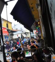 Παρέλαση της 25ης Μαρτίου στο...σοκάκι της λαδόκολλας.