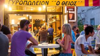 Εγκαίνια για το γυροπωλείον 'Ο Θείος' στο κέντρο της Αλεξανδρούπολης.