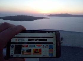  Στη Σαντορίνη, στα Φηρά, βρέθηκε ο φίλος Γιάννης νωρίτερα σήμερα, να πλοηγείται στην αγαπημένη του πύλη με φόντο τη πιο πολυσυζητημένη Δύση του Ηλίου.