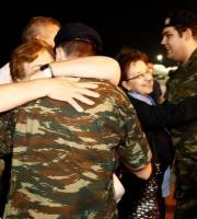 Υποδοχή ηρώων στους δύο Έλληνες στρατιωτικούς τα ξημερώματα της 15ης Αυγούστου 