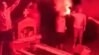 Για τον Νίκο που "έφυγε": Γιόρτασαν τη νίκη του Ολυμπιακού στο νεκροταφείο Φερών (video)