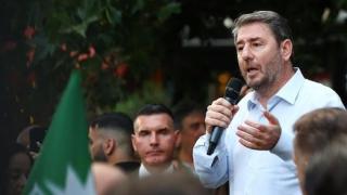 Ο Νίκος Ανδρουλάκης συζητά με νέους στα Λιπάσματα της Δραπετσώνας (video)