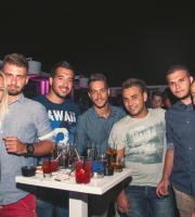 Έχει άλλο αέρα εκεί πάνω, στην ταράτσα του Yacht club.