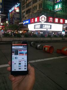 Ο φίλος Γιάννης που βρέθηκε στο Χονγκ Κονγκ μας στέλνει την αγάπη του όχι από κάποιο αξιοθέατο αλλά από το κέντρο όπου έχουν στηθεί οδοφράγματα ενόψει της σημερινής μεγάλης διαδήλωσης