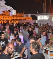 Δροσερές ξέφρενες νύχτες στην ταράτσα του Yacht club.