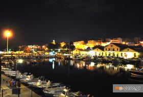 Μοναδική η θέα πάνω από το Yacht Club στο λιμάνι.