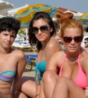 We 'Get the summer feeling'  στο πολύ ανεβασμένο Reina beach bar!