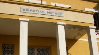 Στο αυτόφωρο οι νόμιμοι εκπρόσωποι των τηλεοπτικών σταθμών.