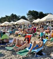 Μπανάκι στην γαλάζια παραλία του Aqua Mare, στην Αγ. Παρασκευή.