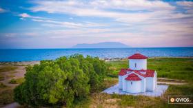 Ο Άγιος Εύπλους στο λιμάνι με φόντο τη Σαμοθράκη