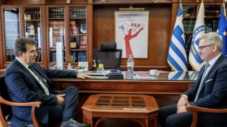 Συνάντηση Χρυσοχοΐδη με τον Επίτροπο Μετανάστευσης - Τι είπαν για τον Έβρο