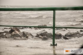 Μια άλλη ματιά των μανιωδών κυμάτων παραλιακά της Αλεξ/πόλης.