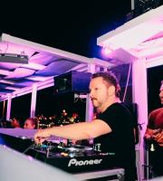Ένα δυνατό super closing party του Yacht club με τους Dole & Kom