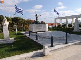 Δόμνα Βισβύζη στην πλατεία του Φάρου