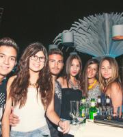 Έχει άλλο αέρα εκεί πάνω, στην ταράτσα του Yacht club.