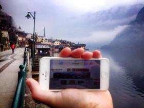 Το Hallstatt είναι χωριό στην περιοχή Salzkammergutt στο αυστριακό κρατίδιο της Άνω Αυστρίας και είναι χτισμένο σε απότομη όχθη της ομώνυμης λίμνης (Hallstättersee). Εκεί βρέθηκε ο φίλος μας Θανάσης.