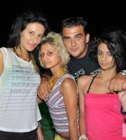 Ένας χαμός στο beach party του Απαλού με dj AK και Αχλάδα!