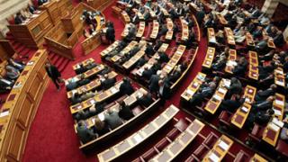 'Όχι' στην άρση ασυλίας των χρυσαυγιτών βουλευτών από δύο Εβρίτες.