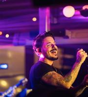 Το ΝΟΑ «βούλιαξε» από κόσμο για τον Stan!