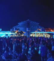 Νύχτες μαγικές και ονειρεμένες στην ταράτσα του Yacht club, στο λιμάνι