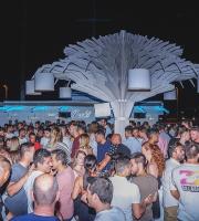 Νύχτες μαγικές και ονειρεμένες στην ταράτσα του Yacht club, στο λιμάνι