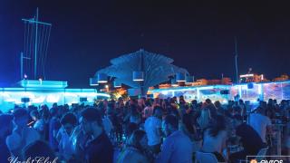 Το Yacht club έχει την ταράτσα που θέλεις να περάσεις το καλοκαίρι σου!