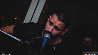 Μάγεψε με τη φωνή του τους θαμώνες του "El Mundo" ο Χρήστος Κεραμάρης