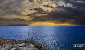 Ένα ηλιοβασίλεμα στην καρδιά του χειμώνα με φόντο τη Σαμοθράκη
