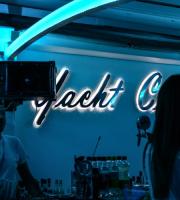 Σάββατο βράδυ σε ένα δροσερό Yacht Club