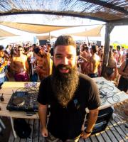 Χτύπησε "κόκκινα" το beach party με Dj Angelo & Andrea Athineo στο Yasu beach bar