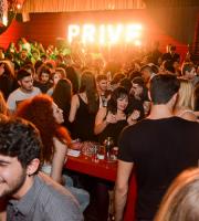 Παρασκευή βράδυ στο Prive Club με χριστουγεννιάτικη διάθεση