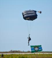 Επίδειξη ρίψης αλεξιπτωτιστών στον αερολιμένα "Δημόκριτος".