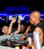 Yacht club: Αξέχαστες στιγμές στο closing party με τον Enoo Napa!