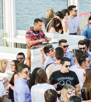 Ο άπαιχτος Teenage Mutants στην ταράτσα του Yacht Club.