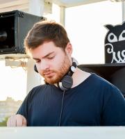 Ο άπαιχτος Teenage Mutants στην ταράτσα του Yacht Club.