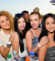 Ο άπαιχτος Teenage Mutants στην ταράτσα του Yacht Club.