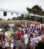 Ο dj Ison σε ένα εκρηκτικό πάρτι με πολύ κέφι στο Yasu beach bar 