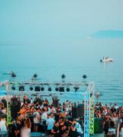 Ο LIVA K ξεσήκωσε την παραλία του Nama Beach Life Experience