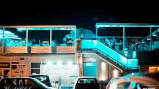 H απόλυτη καλοκαιρινή απόδραση έχει όνομα: Yacht Club.